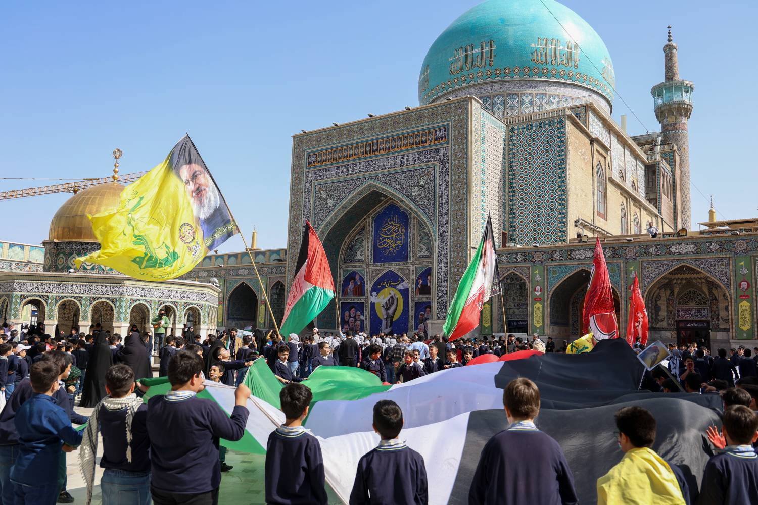 فریاد دانش‌آموزان برای حمایت از کودکان غزه در صحن قدس حرم رضوی